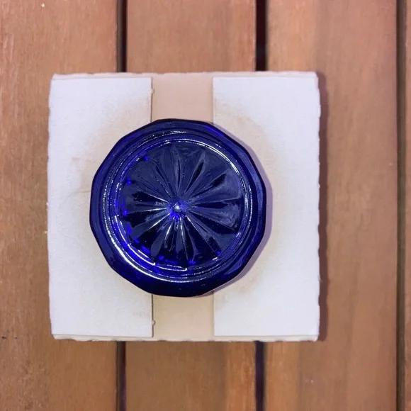 Vintage scented candle in blue glass jar - Picture 4 of 10